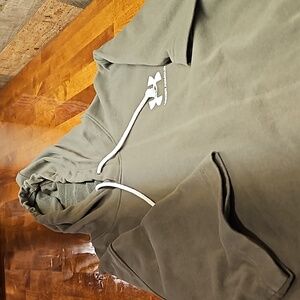 Mens short sleeved warm up, size large